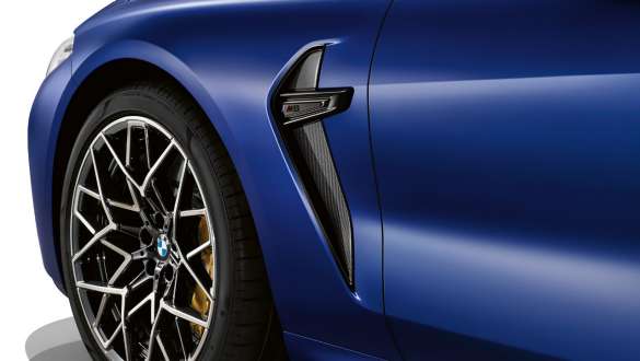 M karbonové ozdobné prvky na bocích. BMW M8 Competition Coupé s M karbonovými ozdobnými prvky na bocích.