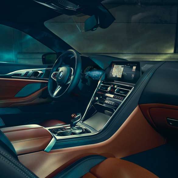 BMW M850i xDrive Coupé, kokpit. BMW M850i xDrive Coupé, kokpit s BMW Live Cockpit Professional a M koženým volantem.
