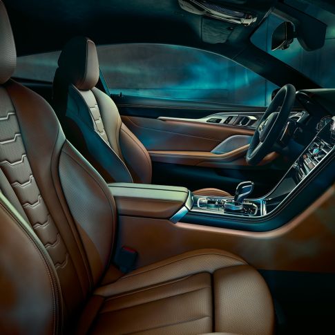 BMW M850i xDrive Coupé, interiér. BMW M850i xDrive Coupé, interiér s multifunkčními sedadly v rozšířeném koženém čalounění BMW Individual Merino Tartufo/Black.