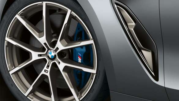 M sportovní brzdy u BMW M850i xDrive Gran Coupé M sportovní brzdy u BMW M850i xDrive Gran Coupé G16 2019 v metalické barvě BMW Individual Frozen Bluestone z bočního pohledu