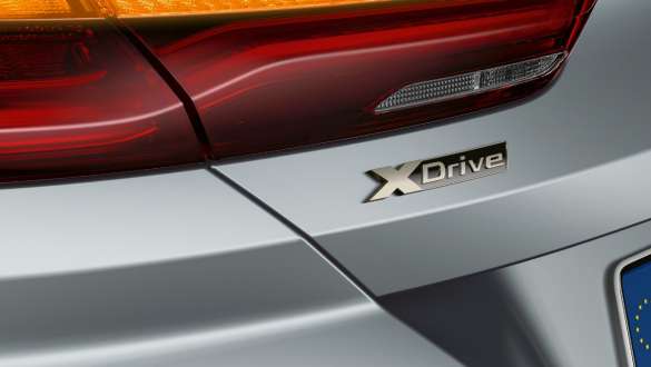 BMW M850i Gran Coupé s pohonem BMW xDrive BMW M850i Gran Coupé G16 2019 s pohonem BMW xDrive v metalické barvě BMW Individual Frozen Bluestone ze zadního pohledu