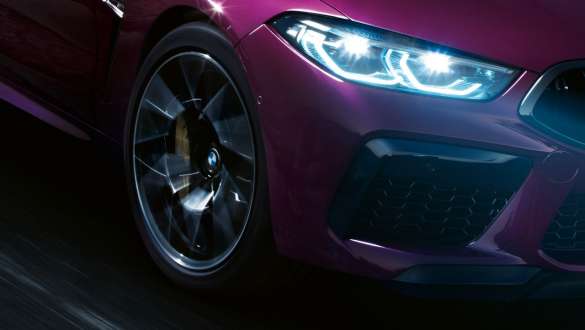 BMW M8 Competition Gran Coupé s adaptivním M podvozkem Detailní pohled na přední část BMW M8 Competition Gran Coupé F93 2020 s adaptivním M podvozkem v metalické barvě BMW Individual Ametrine.