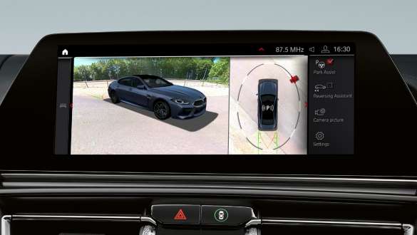 Parking Assistant Plus v interiéru M automobilů BMW řady 8 Gran Coupé Parking Assistant Plus v interiéru M automobilů BMW řady 8 Gran Coupé F93 2020
