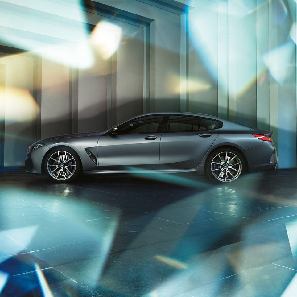 Silueta kupé BMW M850i xDrive Gran Coupé Silueta kupé BMW M850i xDrive Gran Coupé G16 2019 v metalické barvě BMW Individual Frozen Bluestone z bočního pohledu