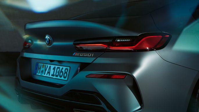 BMW M850i xDrive Gran Coupé z detailního pohledu zezadu BMW M850i xDrive Gran Coupé G16 2019 v metalické barvě BMW Individual Frozen Bluestone z detailního pohledu zezadu