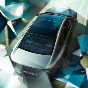 Panoramatická skleněná střecha BMW M850i xDrive Gran Coupé Panoramatická skleněná střecha BMW M850i xDrive Gran Coupé G16 2019 v metalické barvě BMW Individual Frozen Bluestone z ptačí perspektivy