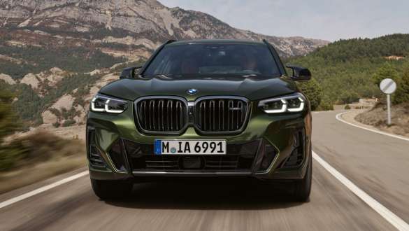 M sportovní podvozek BMW X3 M40i M40d G01 LCI Facelift 2021 pohled zepředu při jízdě BMW X3 M40i G01 LCI Facelift 2021 v metalické barvě Malachite Green (zelená) M sportovní podvozek pohled zepředu při jízdě