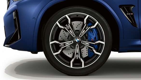 21'' M kola z lehké slitiny V-spoke 765 M MW X3 M Competition F97 LCI Facelift 2021 BMW X3 M Competition F97 LCI Facelift 2021 v metalické barvě Frozen Marina Bay Blue (modrá) 21'' M kola z lehké slitiny V-spoke 765 M v detailním pohledu