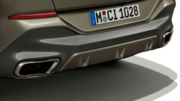 Záď BMW X6 M50i s M sportovním výfukovým systémem Záď BMW X6 M50i se zaměřením na M sportovním výfukovým systémem