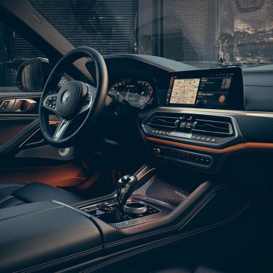 Palubní deska BMW X6 M50i. Palubní deska natočená k řidiči BMW X6 M50i.