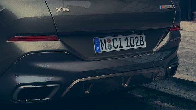 BMW X6 M50i pohled zezadu Detailní pohled na BMW X6 M50i zezadu