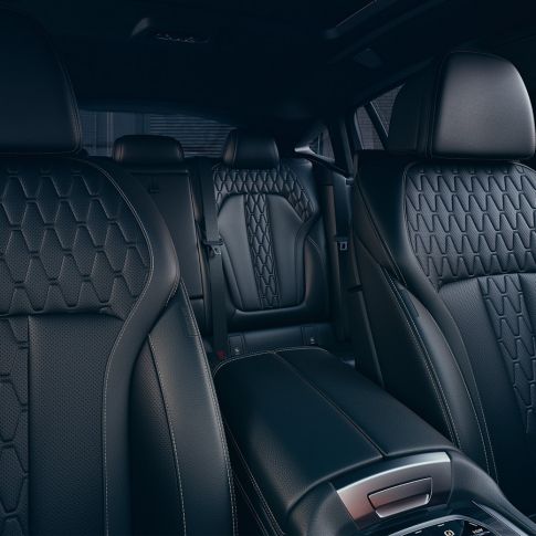 Sportovní sedadla BMW X6 M50i Interiér se zaměřením na sportovní sedadla BMW X6 M50i