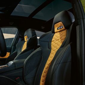 M multifunkční sedadla BMW X6 M Competition. M multifunkční sedadla s podsvíceným logem X6 M modelu BMW X6 M Competition F96, interiér