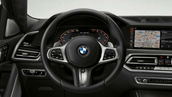 BMW X6 M50i interiér M kožený volant G06 Detail na BMW X6 M50i M50d G06 G06 2018 SUV interiér M kožený volant