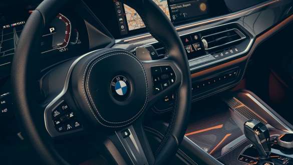 BMW X6 M50i převodovka Steptronic Sport G06 BMW X6 M50i G06 2018 SUV převodovka Steptronic Sport palubní deska M kožený volant