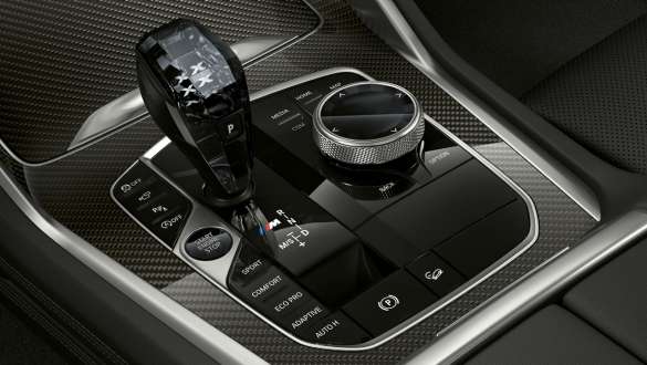 BMW X6 M50i volič převodovky s logem M G06 Detail na volič převodovky s logem M BMW X6 M50i G06 2018 SUV