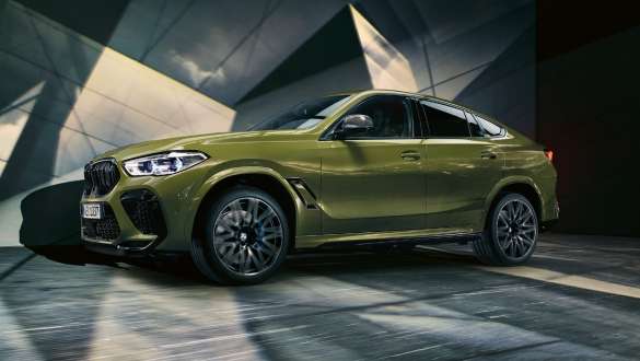BMW X6 M Competition s M xDrive F96 BMW X6 M Competition s M xDrive v metalické barvě BMW Individual Urban Green (zelená) SUV F96 2020 SUV pohled z boku
