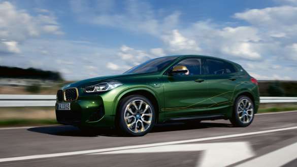 Plug-in hybridní BMW X2 xDrive25e F39 tříčtvrteční jízdní záběr z boku Plug-in hybridní BMW X2 xDrive25e F39 tříčtvrteční jízdní záběr z boku na ulici