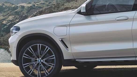 BMW X3 xDrive30e, Kryt nabíjecí zásuvky s ukazatelem nabíjení akumulátoru BMW X3 xDrive30e, Kryt nabíjecí zásuvky s ukazatelem nabíjení akumulátoru