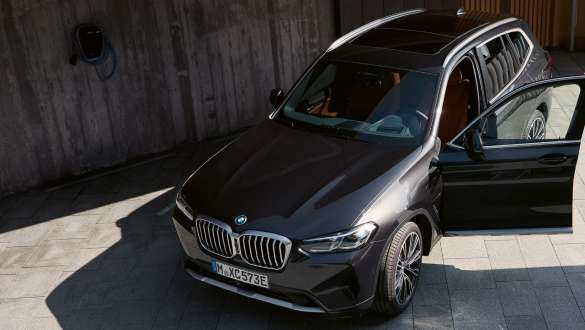 Plug-in hybridní technologie BMW X3 xDrive30e G01 Sophisto Grey (šedá) 2021 Plug-in hybridní technologie BMW X3 xDrive30e G01 v barvě Sophisto Grey (šedá) ze tříčtvrtečního pohledu zepředu 2021