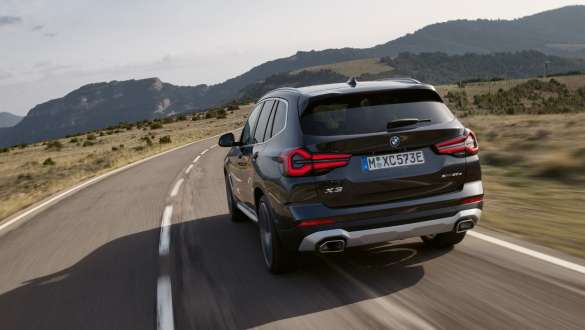Plug-in hybrid BMW X3 xDrive30e G01 jízdní režimy 2021 pohled zezadu při jízdě 2021 Plug-in hybrid BMW X3 xDrive30e G01 jízdní režimy 2021