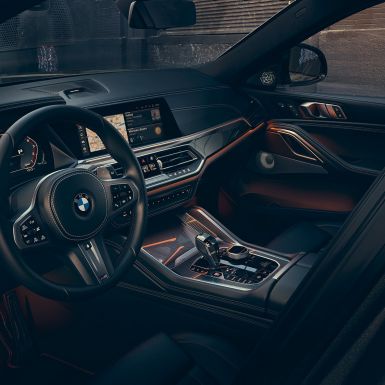 Kokpit se záběrem na 12,3“ displeje. Kokpit BMW X6 se záběrem na 12,3“ displeje.