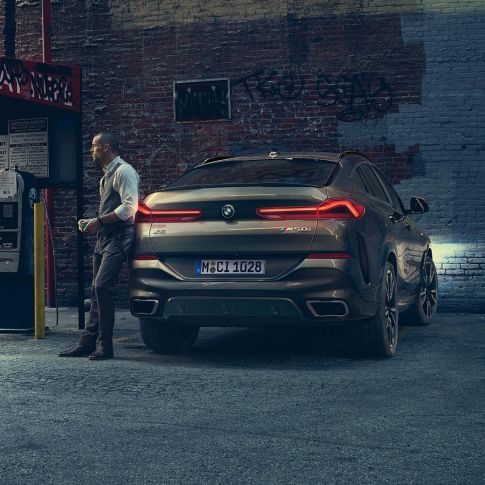 Záď BMW X6. Pohled zezadu na BMW X6 v městském prostředí.