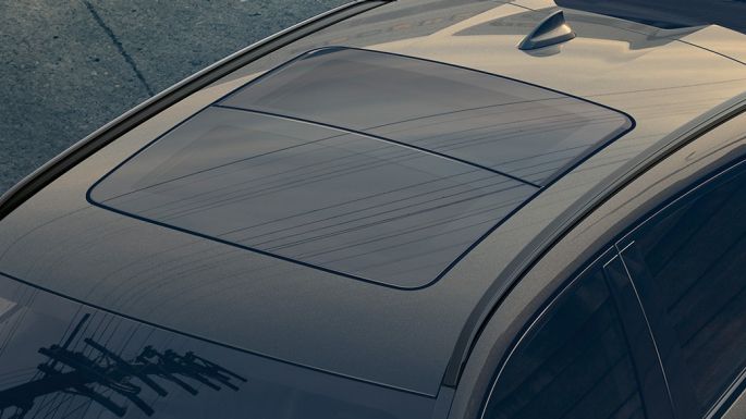 Panoramatická prosklená střecha Sky Lounge BMW X6. Detailní pohled na BMW X6 s panoramatickou prosklenou střechou Sky Lounge.
