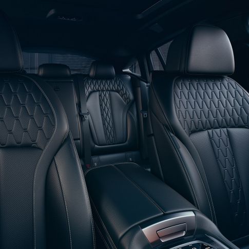 Čalounění BMW X6. Interiér BMW X6 se záběrem na čalounění.