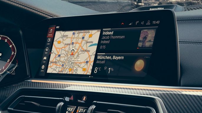 Kokpit se záběrem na 12,3“ displeje. Kokpit BMW X6 se záběrem na 12,3“ displeje.