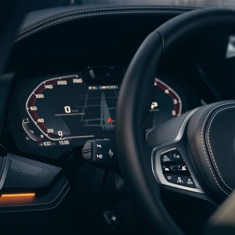 Asistenční systémy BMW. Detailní pohled na interiér BMW se záběrem na přístrojový panel.
