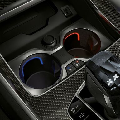 Držáky nápojů s ovládáním teploty Detailní pohled na interiér BMW se záběrem na držáky nápojů s ovládáním teploty.