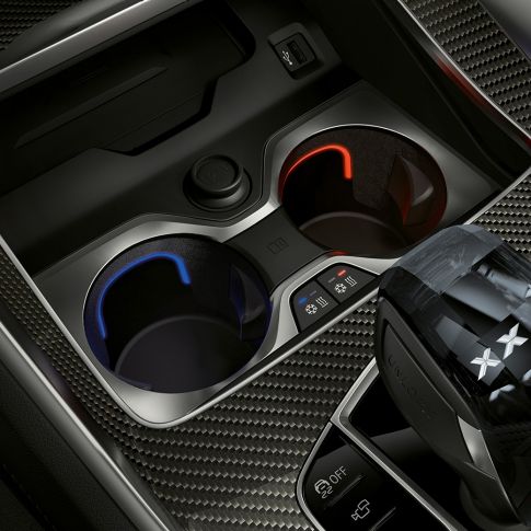 Držáky nápojů s ovládáním teploty Detailní pohled na interiér BMW se záběrem na držáky nápojů s ovládáním teploty.