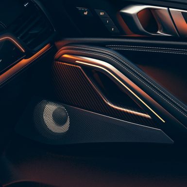 Reproduktor BMW X6. Detailní pohled na interiér BMW se záběrem na reproduktor.