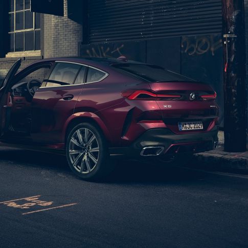 Pohled zezadu na BMW X6 Individual. Tříčtvrteční pohled zezadu na BMW X6 Individual.