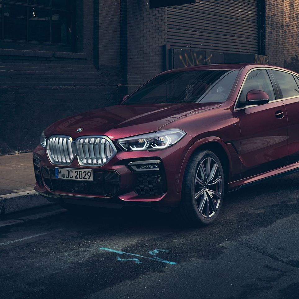 Exteriér BMW X6 Individual. Tříčtvrteční pohled zepředu na BMW X6 Individual.