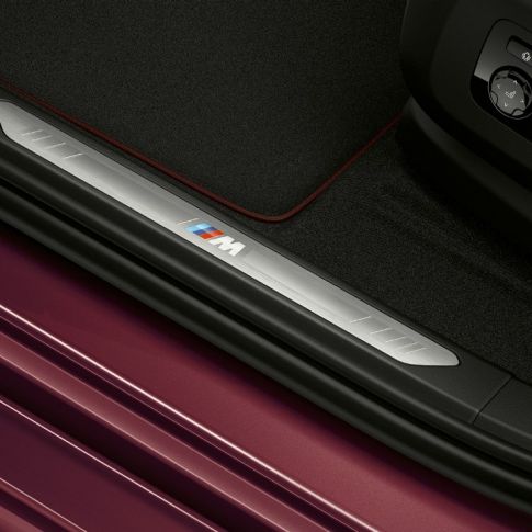 Prahová lišta BMW X6 Individual. Interiér BMW X6 Individual s detailním záběrem na prahovou lištu.