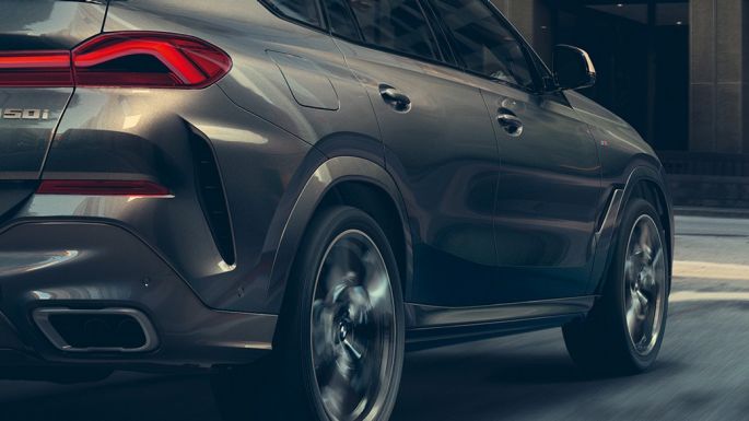 Adaptivní M podvozek Professional. Tříčtvrteční pohled zezadu na BMW X6.
