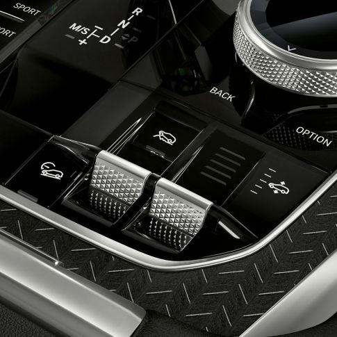 Středový panel BMW X6. Detailní pohled na interiér BMW X6 se záběrem na středový panel.