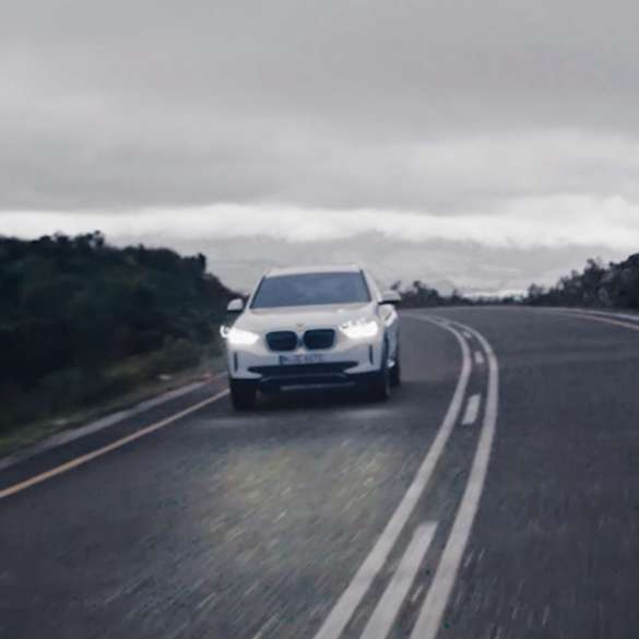 BMW iX3 G08 jízdní dynamika, video BMW iX3 G08 2020 v metalické barvě Mineral White (bílá) jízdní dynamika, video