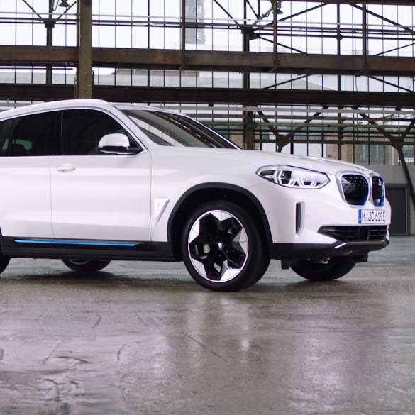 BMW iX3 G08 2020 konektivita, video BMW iX3 G08 2020 v metalické barvě Mineral White (bílá) konektivita, video
