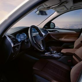 Interiér BMW iX3 G08 s otevřenými dveřmi Interiér BMW iX3 G08 2020 v metalické barvě Mineral White (bílá) s otevřenými dveřmi