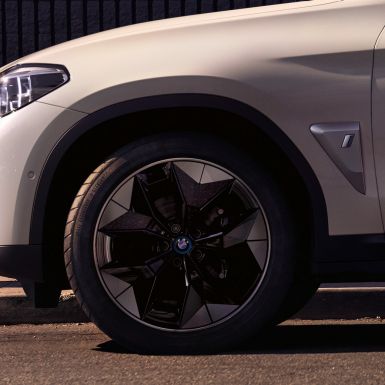 Aerodynamická kola BMW iX3 G08 detailní pohled na kolo Aerodynamická kola BMW iX3 G08 2020 v metalické barvě Mineral White (bílá), detailní pohled na kolo, exteriér