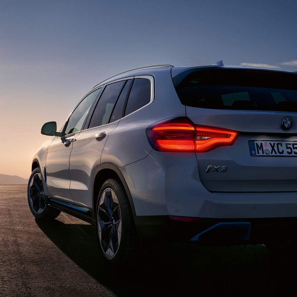 BMW iX3 G08 tříčtvrteční pohled na cestě BMW iX3 G08 2020 v metalické barvě Mineral White (bílá) tříčtvrteční pohled na cestě