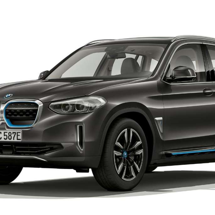 BMW iX3 G08 2020 model Inspiring, tříčtvrteční pohled zezadu BMW iX3 G08 2020 model Inspiring v perleťovém laku Sophisto Grey (šedá), tříčtvrteční pohled zepředu