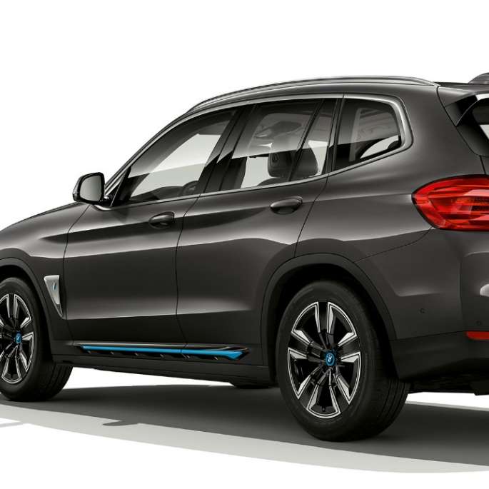 BMW iX3 G08 2020 model Inspiring, tříčtvrteční pohled zezadu BMW iX3 G08 2020 model Inspiring v perleťovém laku Sophisto Grey (šedá), tříčtvrteční pohled zezadu