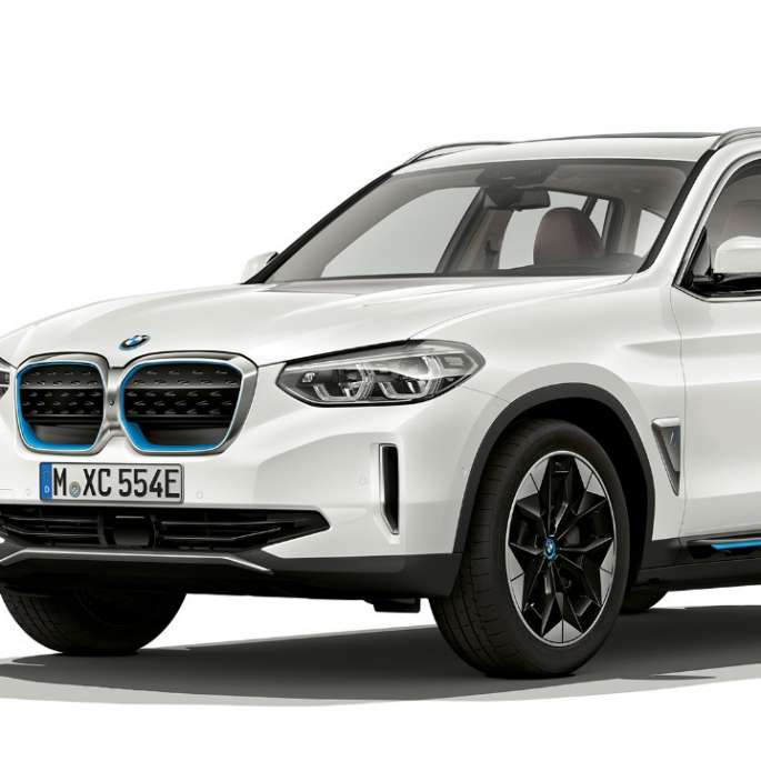 BMW iX3 G08 model Impressive, tříčtvrteční pohled zepředu BMW iX3 G08 2020 model Impressive v metalické barvě Mineral White (bílá), tříčtvrteční pohled zepředu