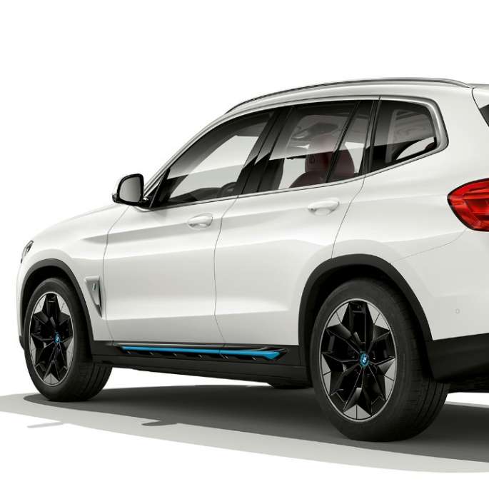 BMW iX3 G08 model Impressive, tříčtvrteční pohled zezadu BMW iX3 G08 2020 model Impressive v metalické barvě Mineral White (bílá), tříčtvrteční pohled zezadu