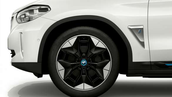 20" kola z lehké slitiny 843 v provedení Bicolour BMW iX3 G08 20" kola z lehké slitiny 843 v provedení Bicolour, s kombinovanými pneumatikami BMW iX3 G08 2020 v metalické barvě Mineral White (bílá), detail na kolo