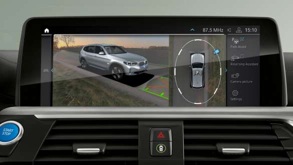 Parking Assistant Plus BMW iX3 G08 Parking Assistant Plus BMW iX3 G08 2020 kontrolní displej, interiér